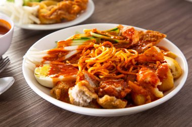Mee Rojak, yerfıstığı soslu Hint eriştesinin Malezya yemeği. Asya 'nın en ünlü yemeklerinden biri..