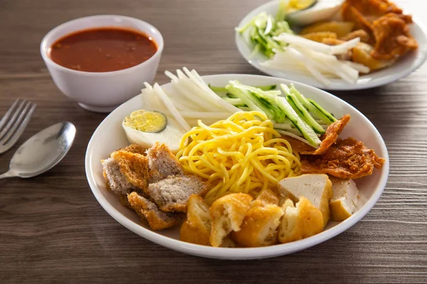 Mee Rojak 소스를 곁들인 이지아 인도의 음식이다 아시아에서 음식중 하나입니다 — 스톡 사진