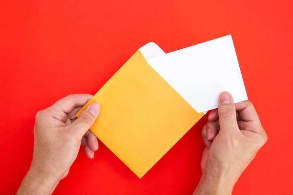 Hand Houden Van Een Blanco Witte Kaart Kleur Envelop — Stockfoto