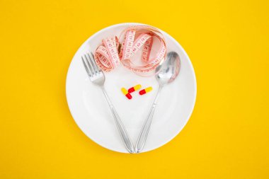 Çatal ve bıçak üzerinde şerit ölçme - diyet konsepti