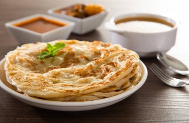 Roti Parata ya da köri soslu Roti canai - popüler Malezya kahvaltısı