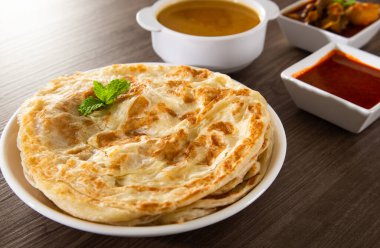 Roti Parata ya da köri soslu Roti canai - popüler Malezya kahvaltısı