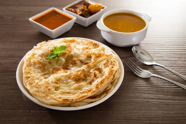 Roti Parata ya da köri soslu Roti canai - popüler Malezya kahvaltısı