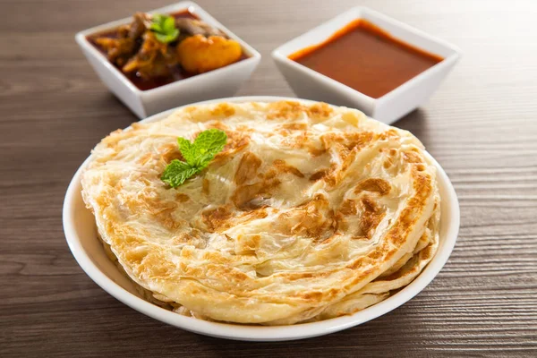 Roti Parata ya da köri soslu Roti canai - popüler Malezya kahvaltısı