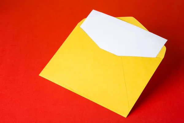 Envelopes Papel Coloridos Sobre Fundo Vermelho Vista Superior — Fotografia de Stock