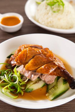 Kızarmış ördek pilavı, Malezya 'da çok satılan bir yiyecek.