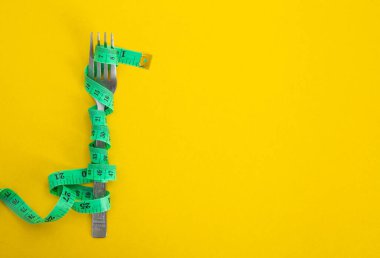 Zayıflamak için uygun besin. Yara bandıyla çatal. Diyet Konsepti