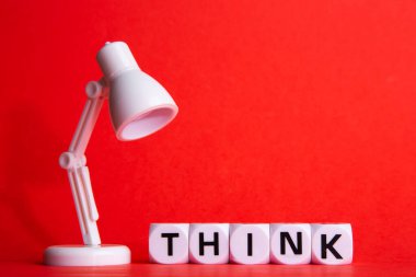 Kırmızı arkaplanda masa lambası, Fikir Kavramsal