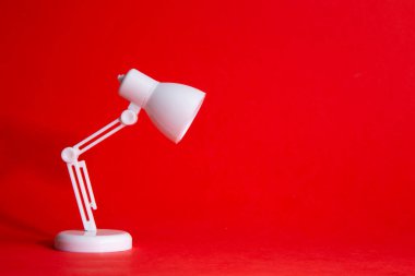 Kırmızı arkaplanda masa lambası, Fikir Kavramsal