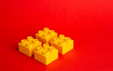 Kırmızı arkaplanda plastik yapı taşları