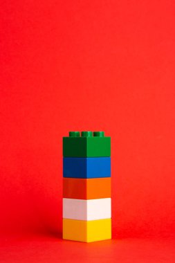 Kırmızı arkaplanda plastik yapı taşları
