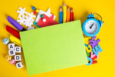 Okulun ofis malzemeleri sarı arka planda. Okul konseptine dönüş