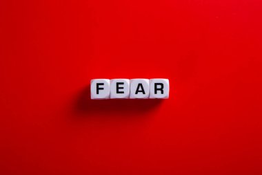 Tıbbi covid-19 konsepti. Kırmızı arkaplanda 'korku' kelimeleri