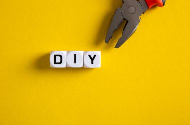 Diy konsepti. Sarı arkaplanda DIY sözcüğüyle engelle