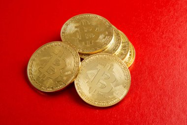 Kırmızı arkaplanda bitcoin 'i kapat
