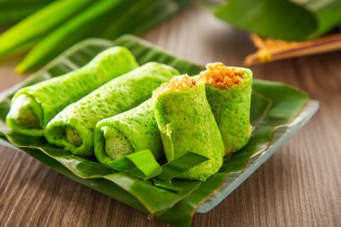 Kuih ketayap olarak bilinen hindistan cevizli tatlı Malezya