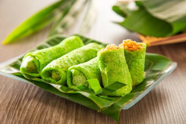 Kuih ketayap olarak bilinen hindistan cevizli tatlı Malezya