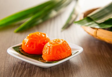 Kuih angku (Kırmızı Kaplumbağa Pastası geleneksel pirinç unundan yapılan kırmızı fasulye ezmesi dolgulu geleneksel pasta)