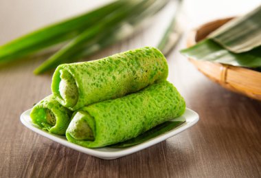 Kuih ketayap olarak bilinen hindistan cevizli tatlı Malezya
