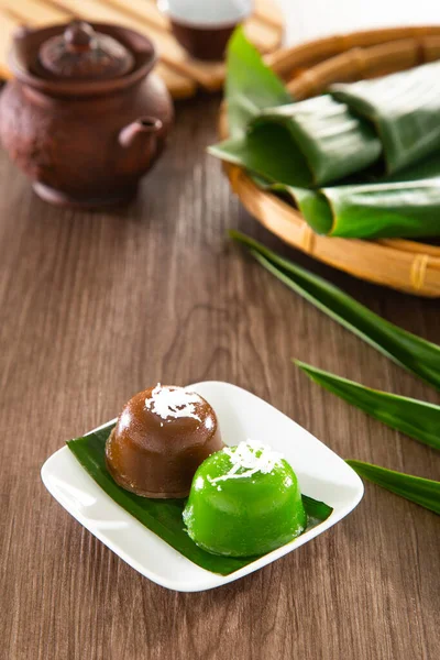 マレーシアの伝統菓子 コスイ 新鮮なココナッツと一緒に食べるのが一番です — ストック写真