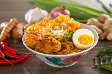 Curry Laksa, Malezya kültürünün popüler geleneksel baharatlı şehriye çorbası..