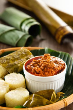 Lemang. Glutinous pilavı muz yaprağıyla sarılır bambu tarlasıyla kaplanır ve açık ateşte pişirilir..