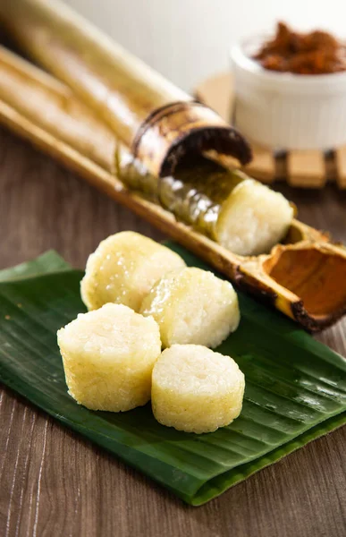 Lemang Riso Glutinoso Avvolto Con Foglie Lerek Banana Racchiuse Nel — Foto Stock