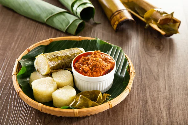 Lemang Lepkavá Rýže Zabalena Listů Lerek Nebo Banánů Obalených Bambusu — Stock fotografie