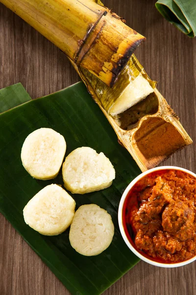 Lemang Lepkavá Rýže Zabalena Listů Lerek Nebo Banánů Obalených Bambusu — Stock fotografie