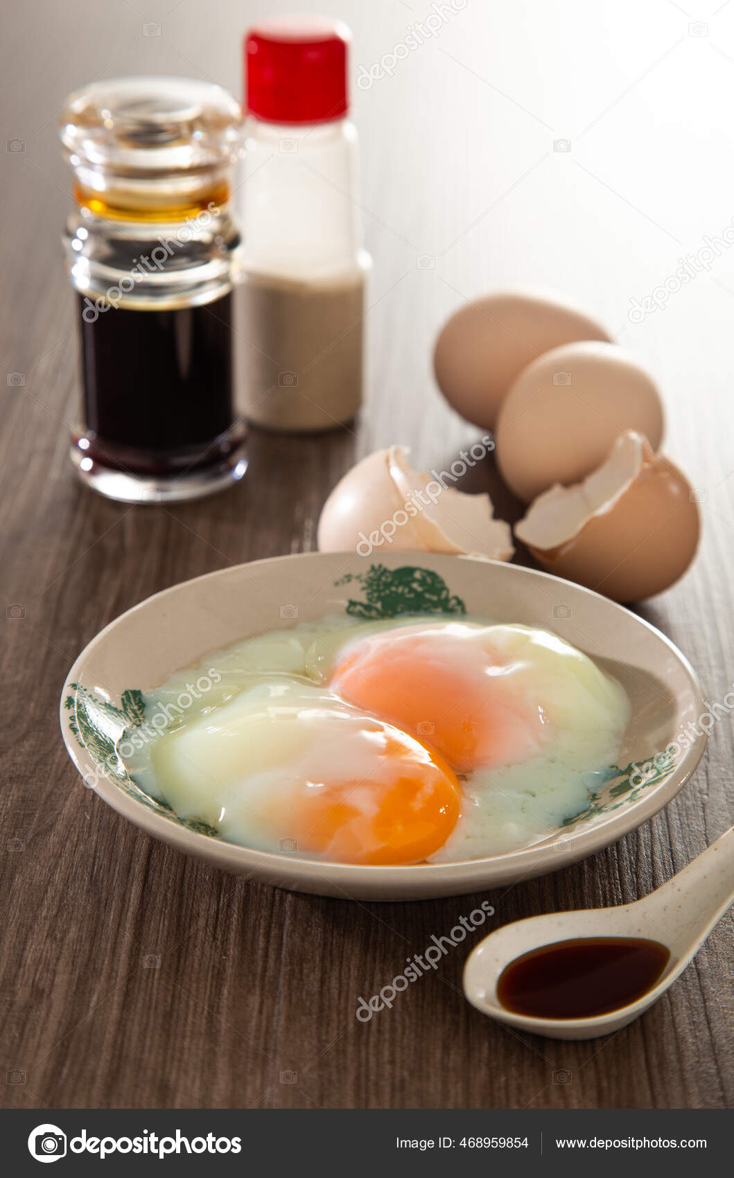 马来西亚常见的东方早餐包括咖啡墨西哥柠檬吐司面包和半熟鸡蛋——图库图片© tehcheesiong #468959854