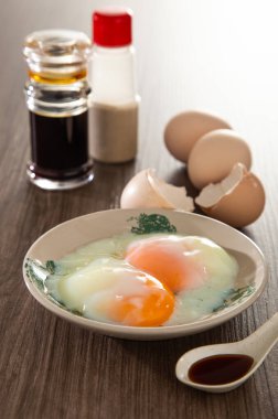 Malezya 'da kahve, nasi lemak, tost ekmeği ve yarı haşlanmış yumurtadan oluşan ortak doğu kahvaltısı.