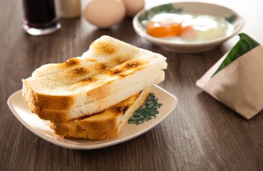 Malezya 'da kahve, nasi lemak, tost ekmeği ve yarı haşlanmış yumurtadan oluşan ortak doğu kahvaltısı.