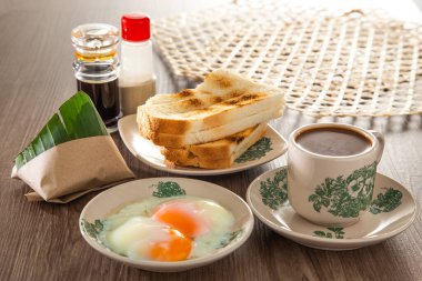 Malezya 'da kahve, nasi lemak, tost ekmeği ve yarı haşlanmış yumurtadan oluşan ortak doğu kahvaltısı.