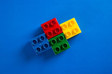 Mavi arkaplanda plastik yapı taşları