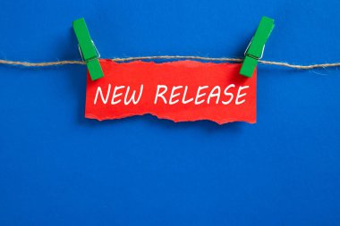 Yeni sürüm sözcüğüyle birlikte yırtık kağıt asılıyor