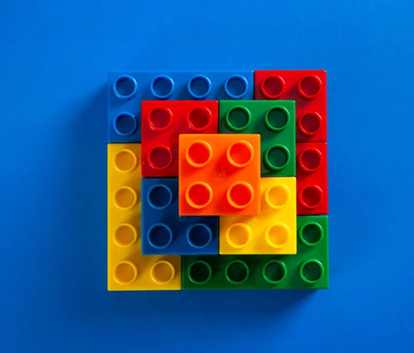 Plastové Stavební Bloky Modrém Pozadí — Stock fotografie