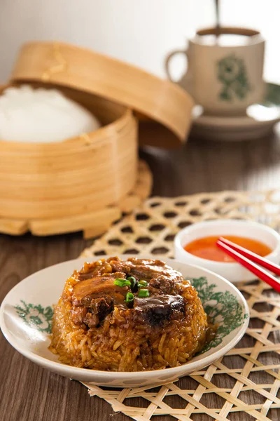 Dim Sum Loh Mai Kai Tavuk mantarlı ve sosisli Glutinous Rice buğulama