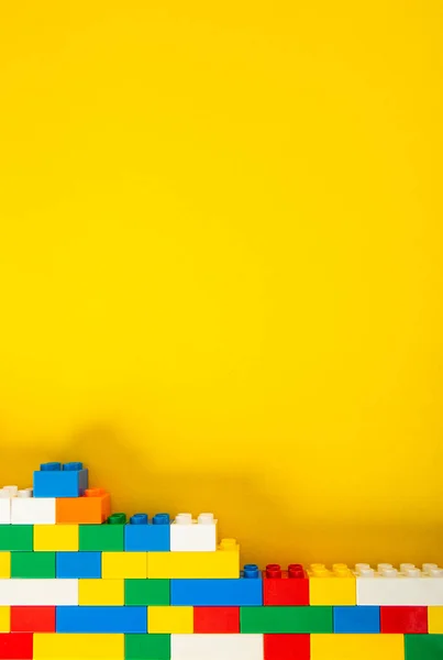Plastové Stavební Bloky Žlutém Pozadí Stock Obrázky