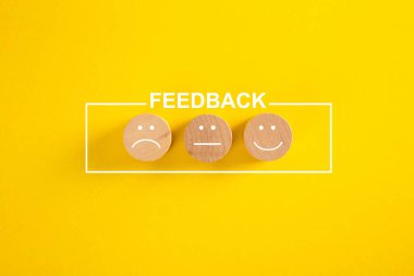 Müşteri geribildirimi ve tatmin edici kavramsal görüntü - sarı arkaplan üzerinde mutlu, üzgün ve tarafsız yüzler