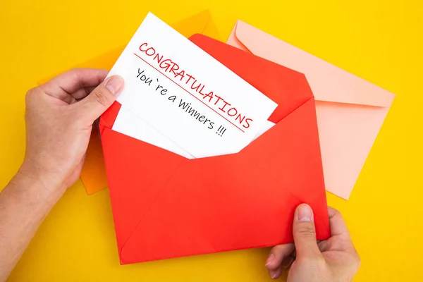 Hand Open Een Rode Envelop Met Brief Gefeliciteerd Bent Een — Stockfoto