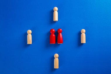 Etkilemek ve güçlendirmek için bir ekiple birlikte duran tahta bir figür. Liderlik kavramı