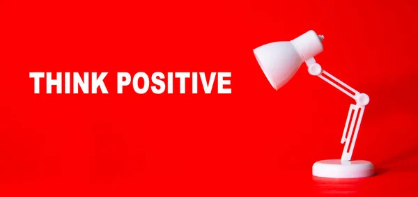 Schreibtischlampe Mit Wort Think Positive Auf Rotem Hintergrund Konzeptionelle Idee — Stockfoto