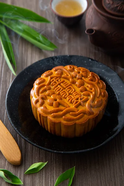 Mondkuchen Mit Chinesischem Tee Das Chinesische Schriftzeichen Auf Dem Mondkuchen — Stockfoto