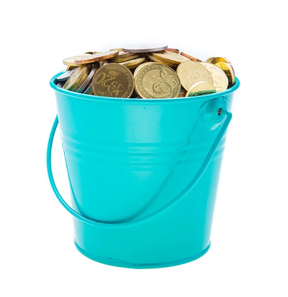 Un cubo lleno de monedas — Foto de Stock