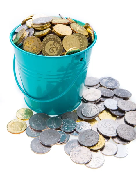 Un cubo lleno de monedas — Foto de Stock