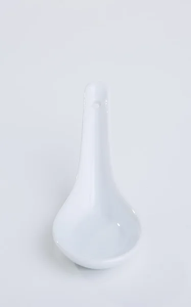 Белая пустая керамическая ложка — стоковое фото