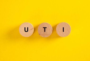 Küçük tahta bloklardaki Uti harfleri idrar yolu enfeksiyonunu temsil ediyor.