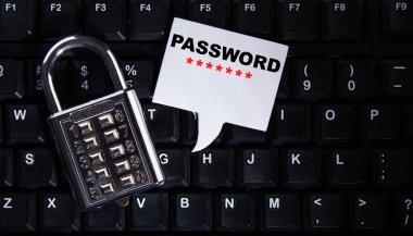 Siyah dizüstü bilgisayar klavyesinde parola olan asma kilit ve konuşma balonu