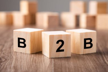 Tahta bloklar, iş stratejisini sembolize ederek, masadaki b2b kavramını temsil eder.