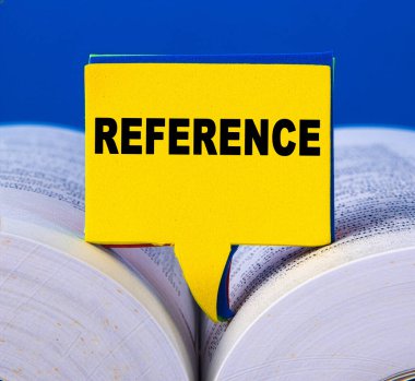 Açılmış kitap sayfalarına referans sözcük konulmuş konuşma balonu